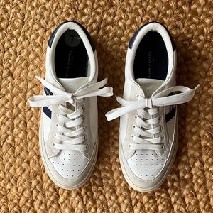 Tommy Hilfiger White and Navy Casual Faux Leather Sneakers, like new, 7